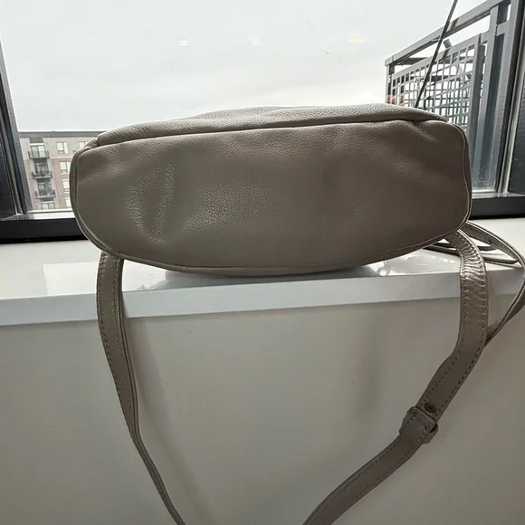 HOBO Fern Foldover Messenger bag in Pebbled Leather Taupe - Picture 6 of 13